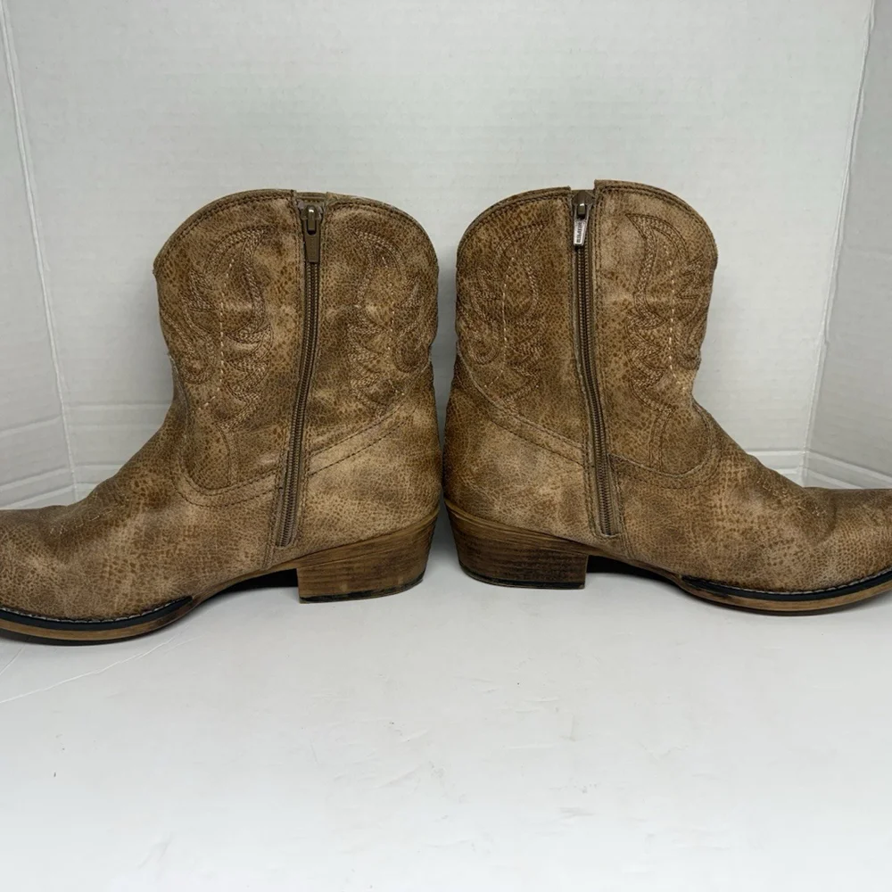 Roper women distressed